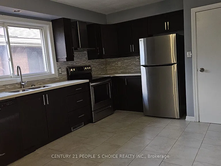 98 Lynbrook Dr — Photo 8