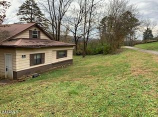 811 Hen Valley Rd, Oliver Springs, TN 37840