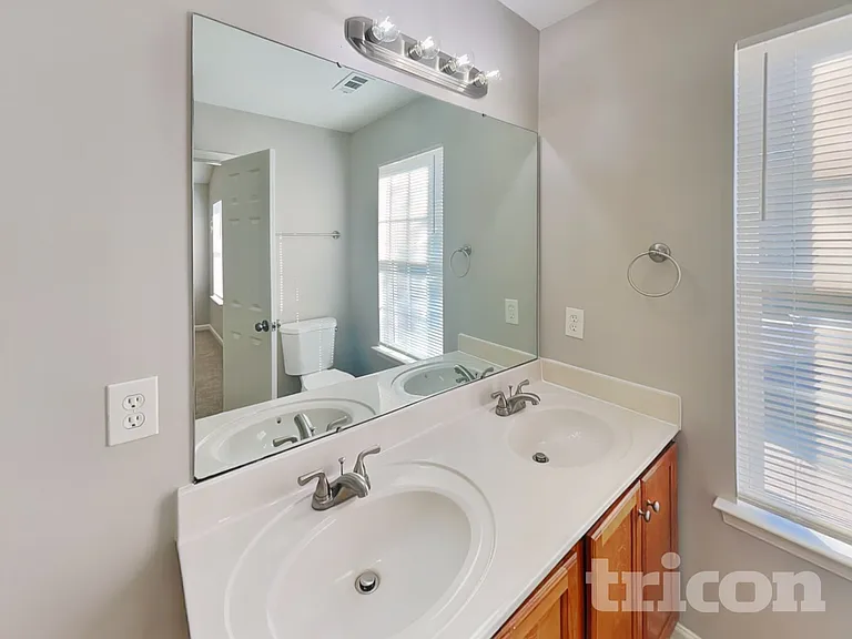 5717 Henderson Oaks Dr — Photo 8