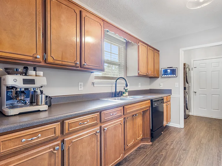 2423 Sawmill St — Photo 12