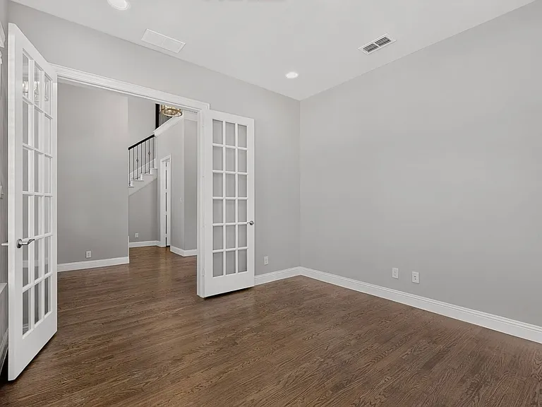 8261 Kentland Dr — Photo 31