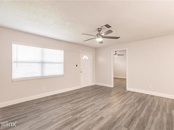 5th image of 953 Jasmine St