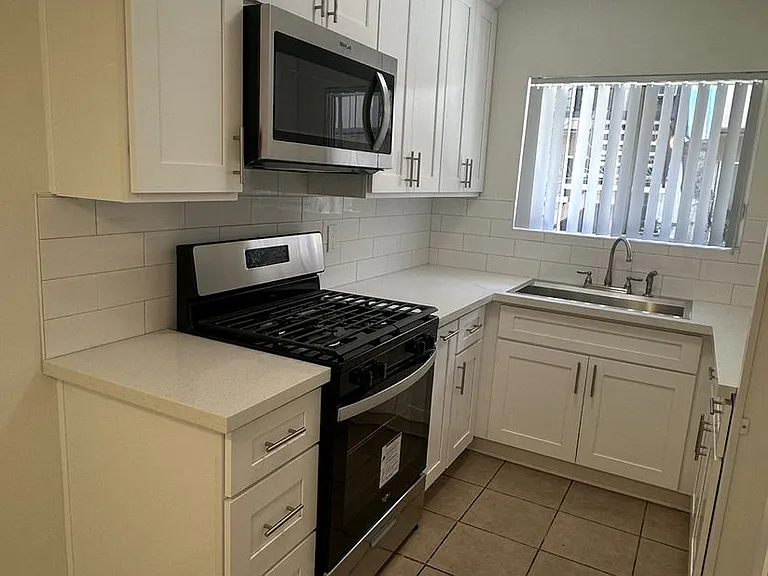 Sepulveda Apartments — Photo 37