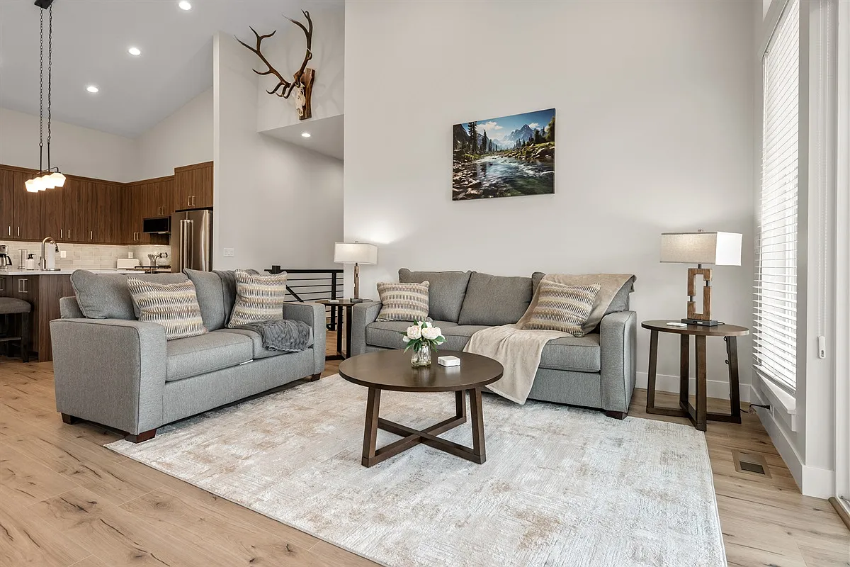 4 bed, 4.5 bath, $7,300 — Photo 1