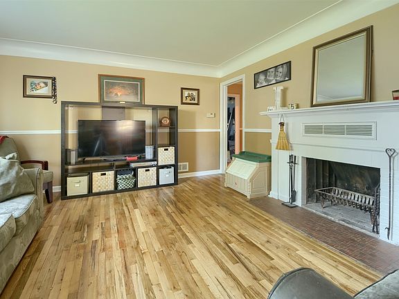 3rd image of 303 Rosemore Dr