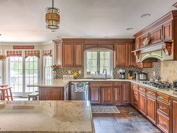 5th image of 51 Grasslands Cir