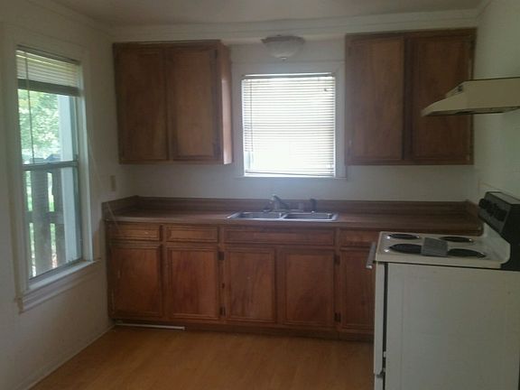 4th image of 1690 Montrose St