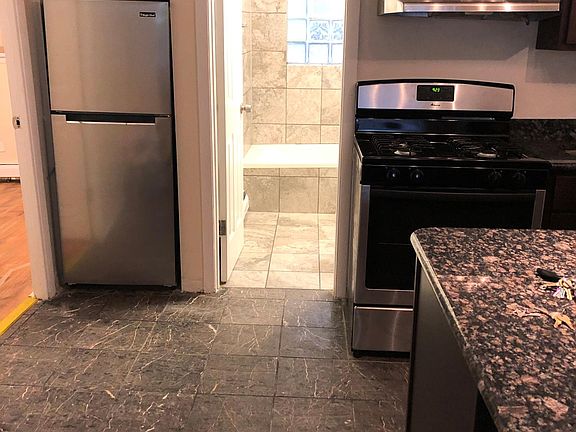 3rd image of 1618 W Sherwin Ave APT 1B