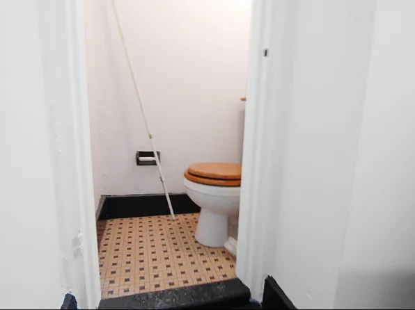 Apartment listing photo 4