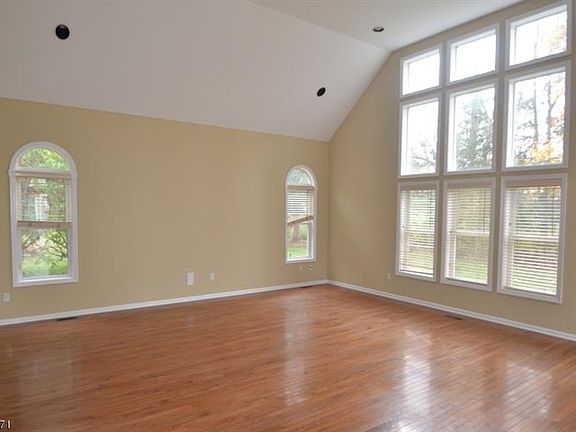 5th image of 10 Witherwood Dr