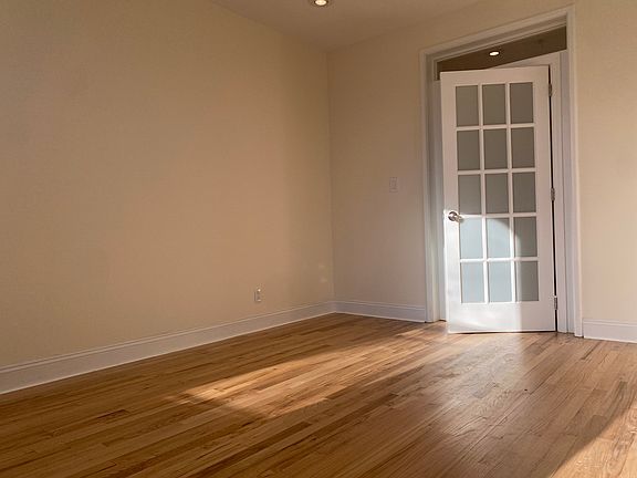 5th image of 323 E 10th St APT 10