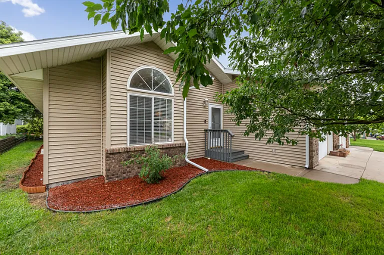 2 bed, 1336 sqft, $2,250 — Photo 1