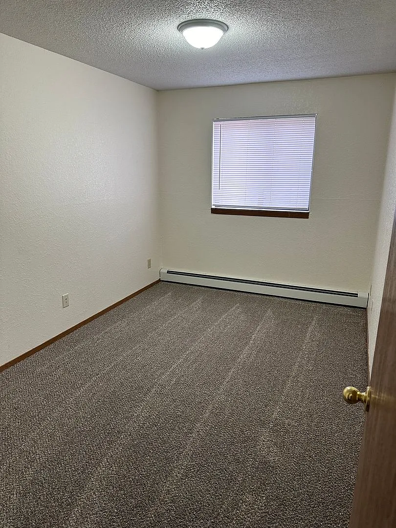 Move In Special $1150.00 4 Bedroom Apartment — Photo 4