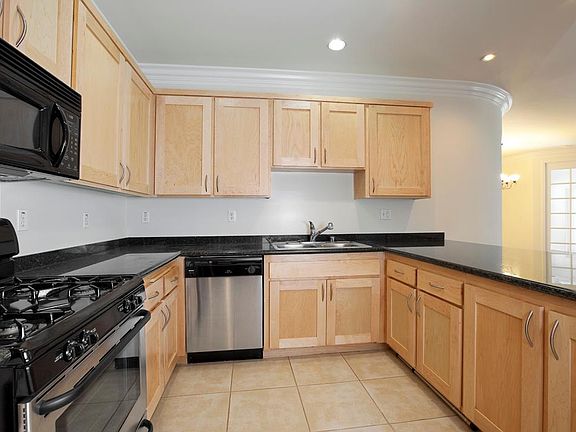 5th image of 12745 Moorpark St APT 409