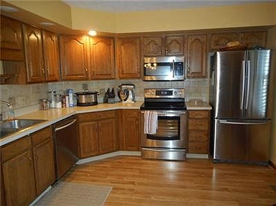 Beautiful Kitchen with New Stainless Steel Appliances!