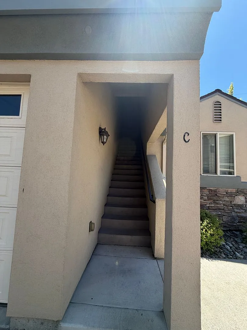 Charming 1 Bedroom, 1 Bath Apartment with Garage, Balcony & Central Reno Location! Available now!... — Photo 3