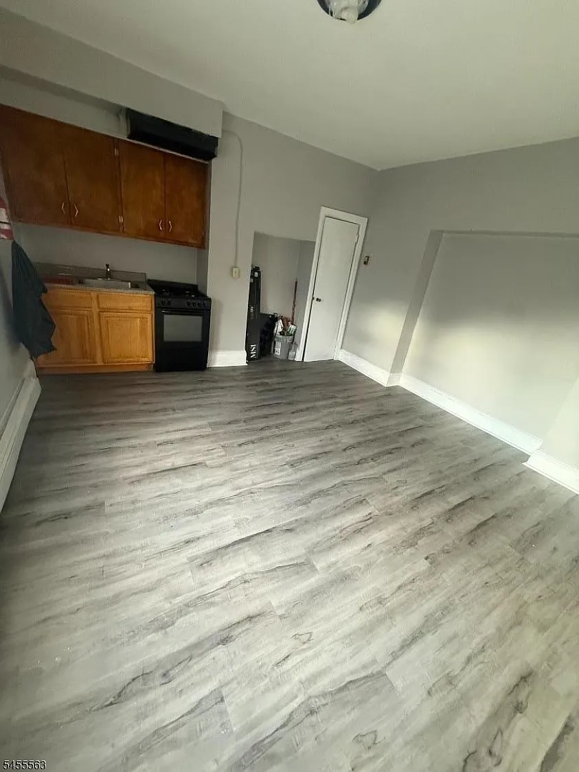 1 bed, 1.0 bath, 300 sqft, $975 — Photo 2