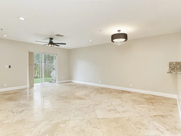 316 SE Bloxham Way — Photo 9