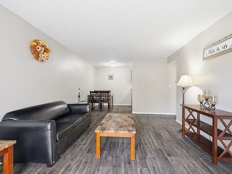 Woodland HIlls Apartments — Photo 9