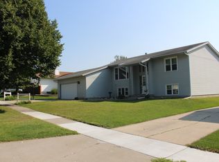 913 Lisa Dr, Waterloo, IA 50701