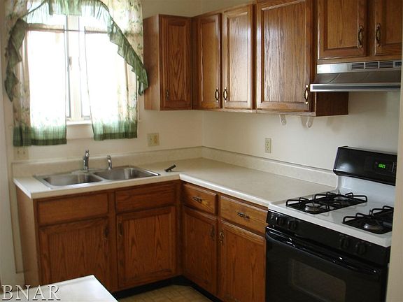 3rd image of 1001 W Wood St