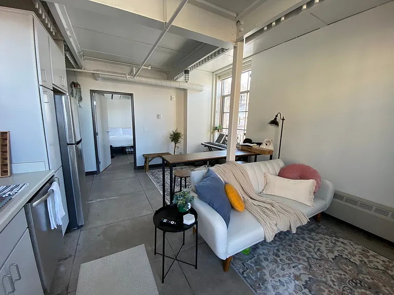 521 W 2nd Street - Leijona — Photo 69