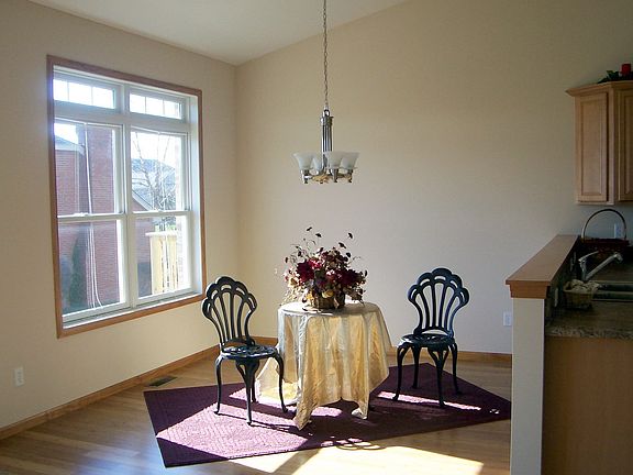 Dining Room w Hardwood Floor