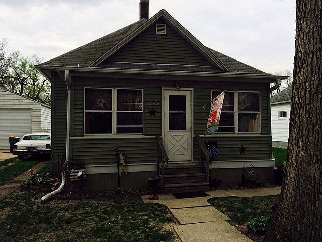 1st image of 218 W 11th St