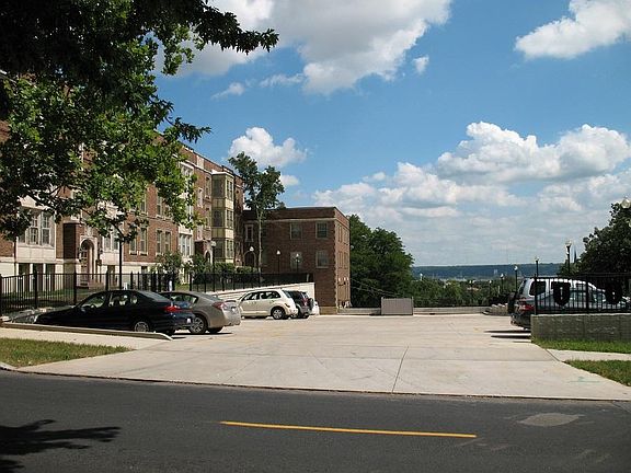 2nd image of 818 W Moss Ave