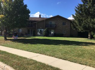 W198N17045 Ridgeway Dr APT 8, Jackson, WI 53037