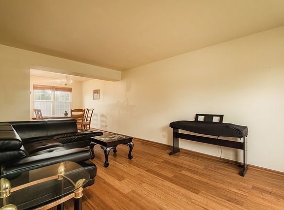 3rd image of 124 Wilton Ln