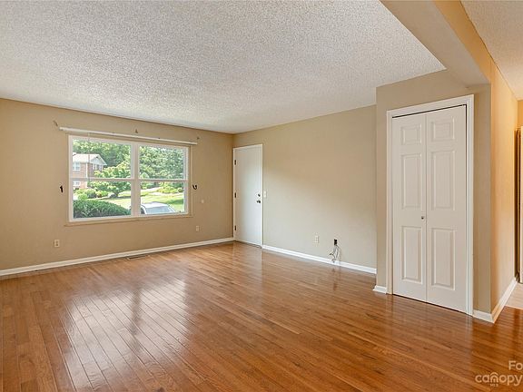 3rd image of 27 Capri Ln APT 13D