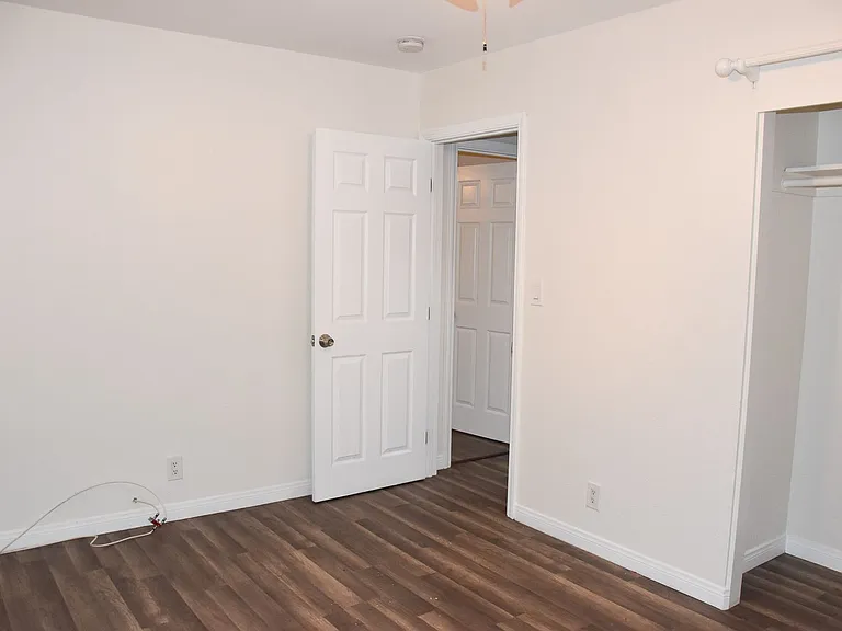 411 Kroeger St — Photo 11