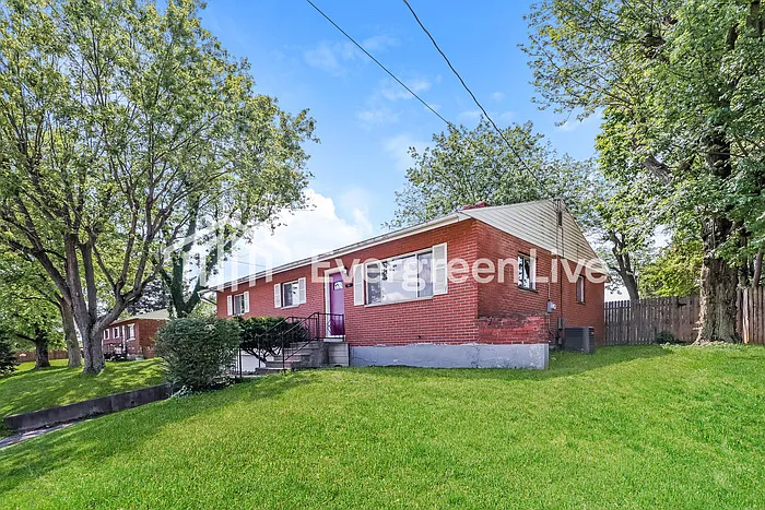 3 bed, 1.5 bath, 1350 sqft, $1,395 — Photo 2