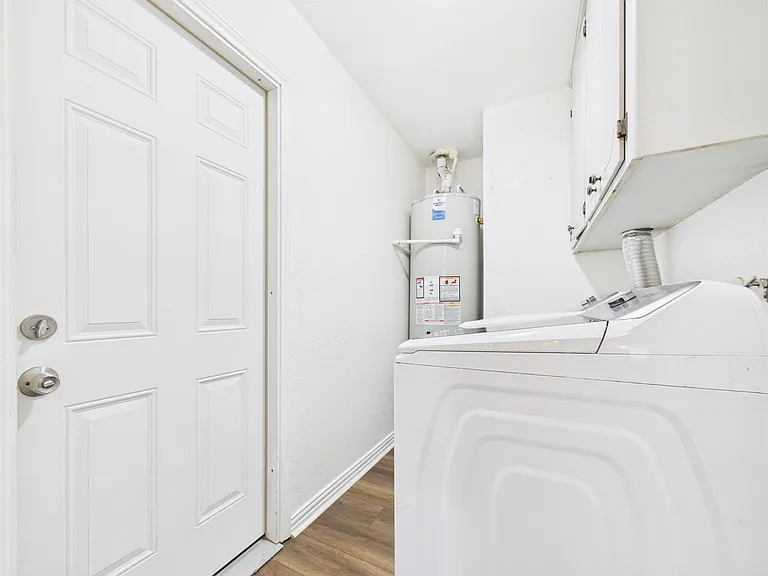 2612 Perry Ln — Photo 13