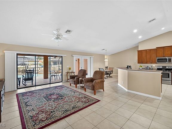 4th image of 228 NW 32nd Pl