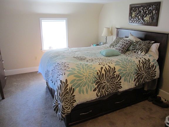 Master Bedroom w/ Walk in Closet
