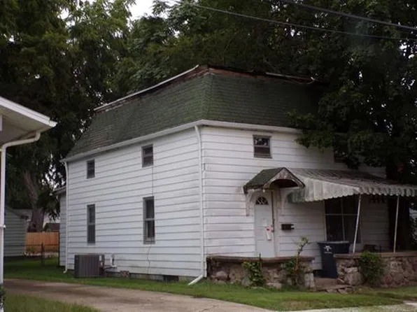 215 E 3rd St, Buchanan, MI 49107