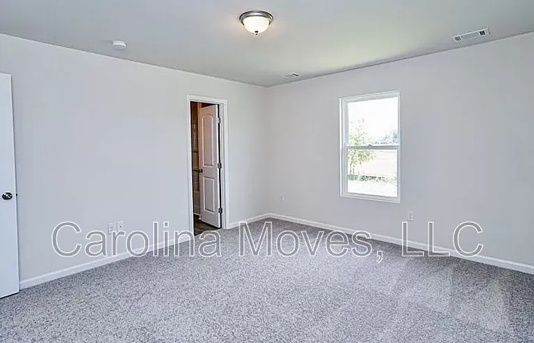 523 Springtime Ln — Photo 2