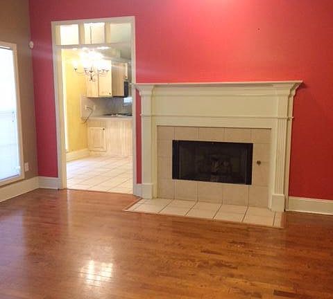 Fireplace w/gas logs in family rm