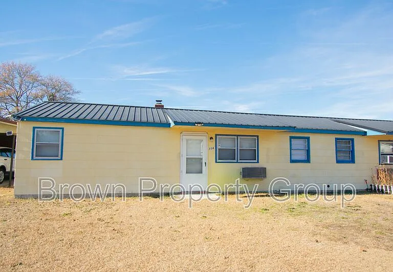 714 Eva Cir — Photo 1