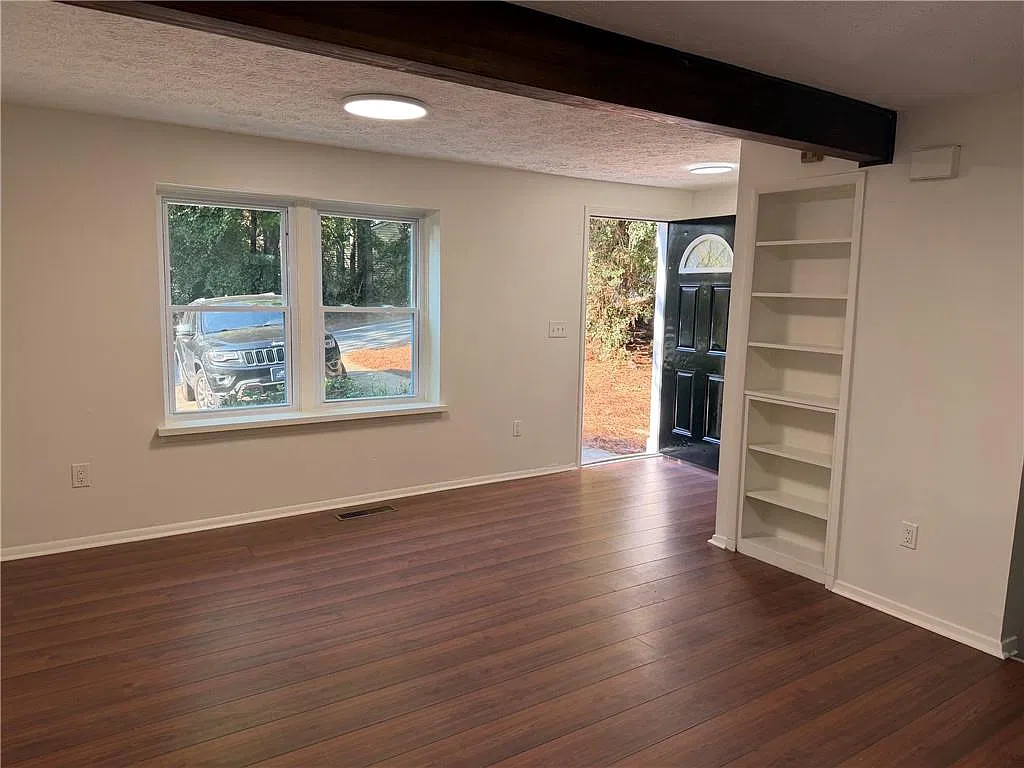 3 bed, 2.5 bath, 1654 sqft, $1,995 — Photo 3