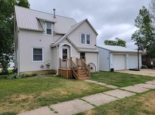 520 County St, Ridgeway, IA 52165