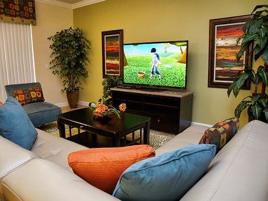 PP6P8917CP-family-room-with-flat-screen-tv