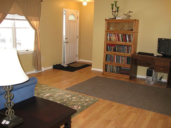 Living rm with pergo floor