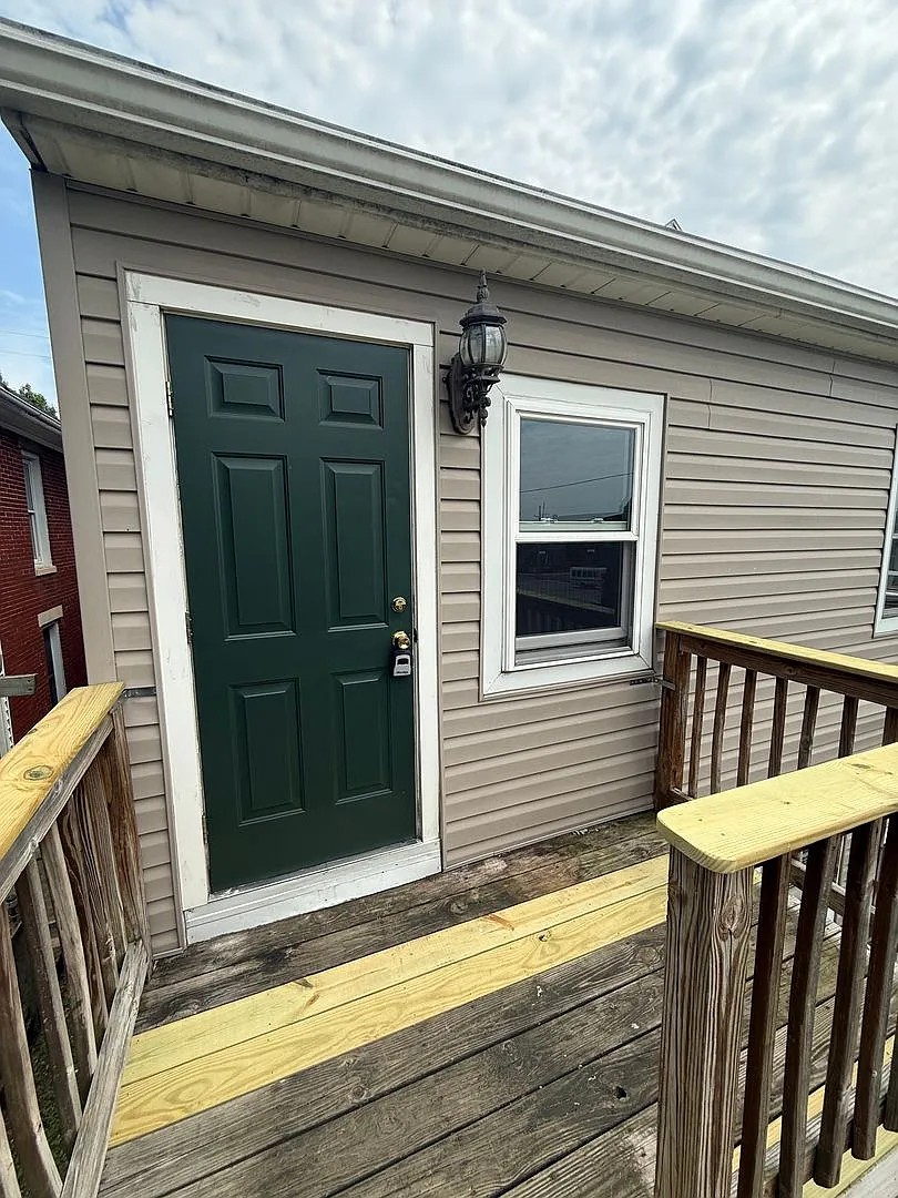 215 E King St — Photo 2