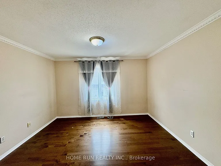 52 Collington St — Photo 32