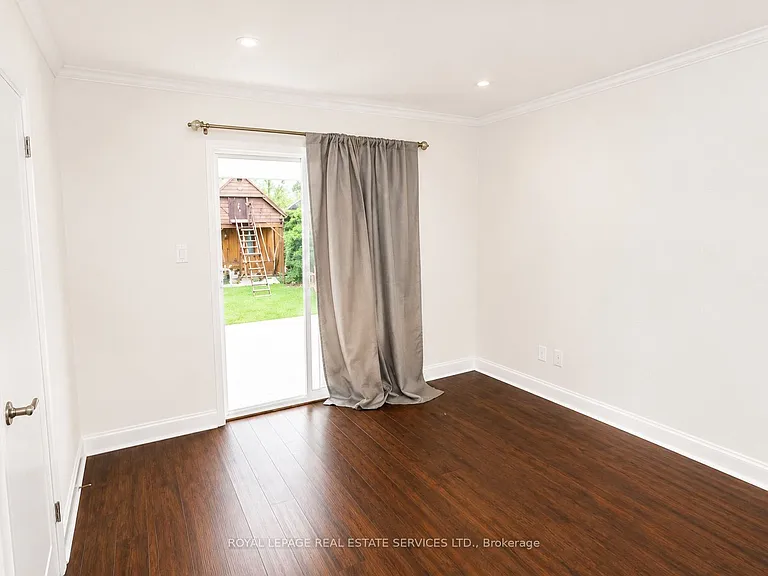 132 Elmwood Rd #MAIN FLOOR — Photo 9