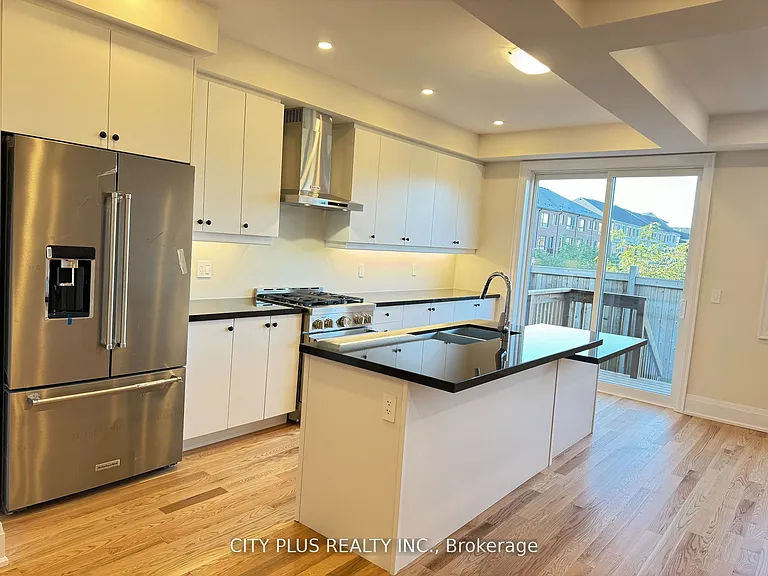 38 Schmeltzer Cres — Photo 3