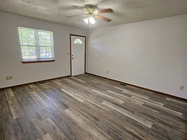 725 S Empire Ave — Photo 4